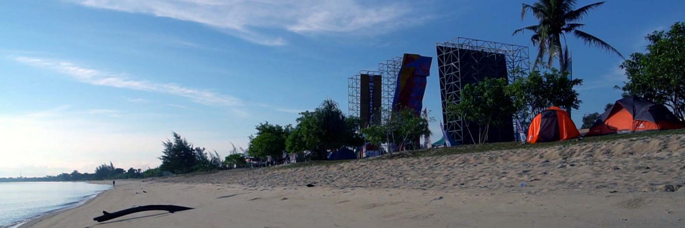 Venue panjat tebing di Pantai Terentang yang menyuguhkan pemandangan indah pantai dengan pasir putih.