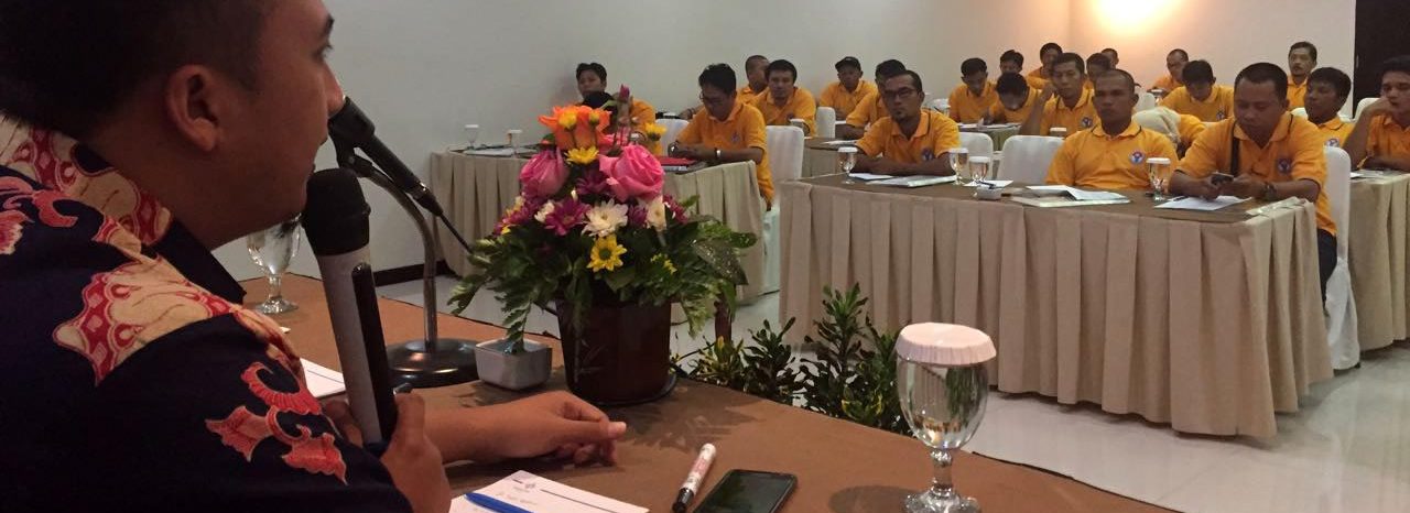 Verhouven, pelatih panjat tebing Belgia memberikan mataeri dalam workshop Pembinaan Prestasi yang digelar FPTI di Bandung