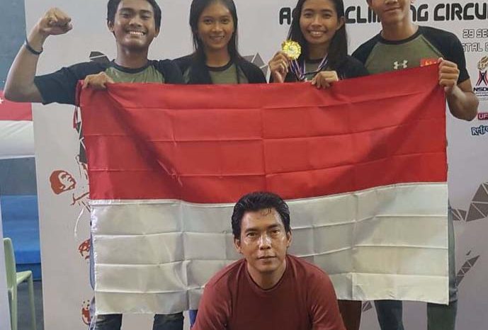 Manager Tim Indonesia Kuntono Halim (jongkok) berfoto dengan atlet usai mendapatkan satu emas nomor Boulder Perorangan Putri Bangkok Series ASEAN Climbing Circuit di Bangkok, Thailand
