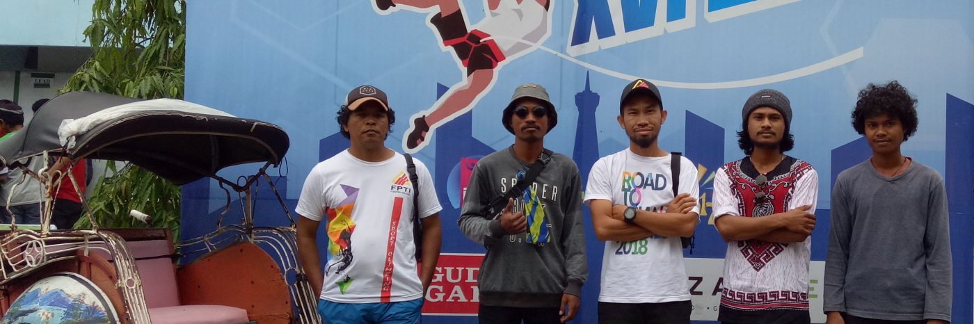 Atlet dan official FPTI Maluku berpose di arena Kejurnas Panjat Tebing XVI Yogyakarta