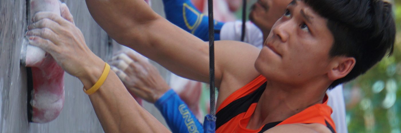 Abudzar Yulianto (kanan) berhasil menjuari nomor speed world record perorangan putra dalam simulasi Indonesia-China, Selasa (27/2)