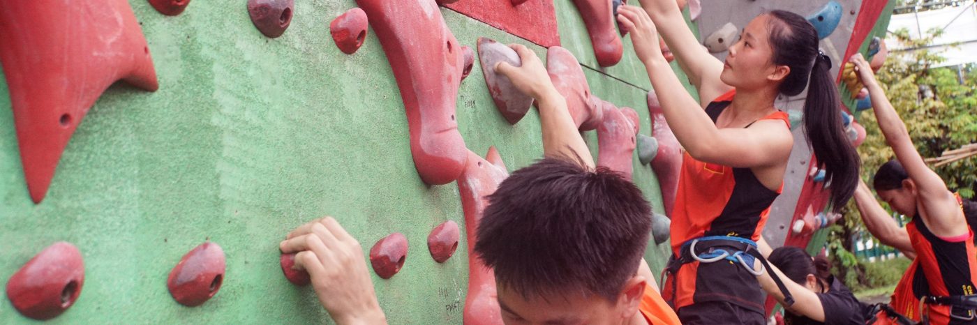 Atlet-atlet panjat tebing China melakukan pemanasan sebelum simulasi pertandingan dengan Indonesia