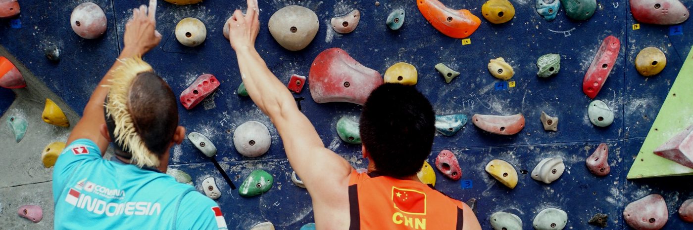 Aspar Jaelolo (kiri) dan Zhong Qixin (kanan) membaca jalur nomor boulder saat berlatih bersama