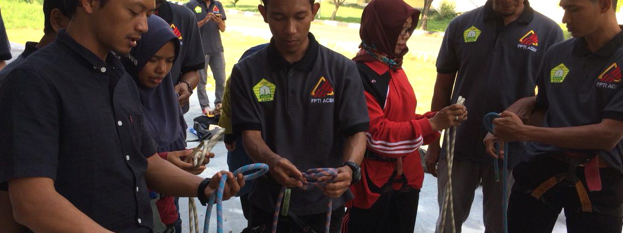 Peserta Kursus Pelatih Level 1 di Aceh mengikuti materi praktik