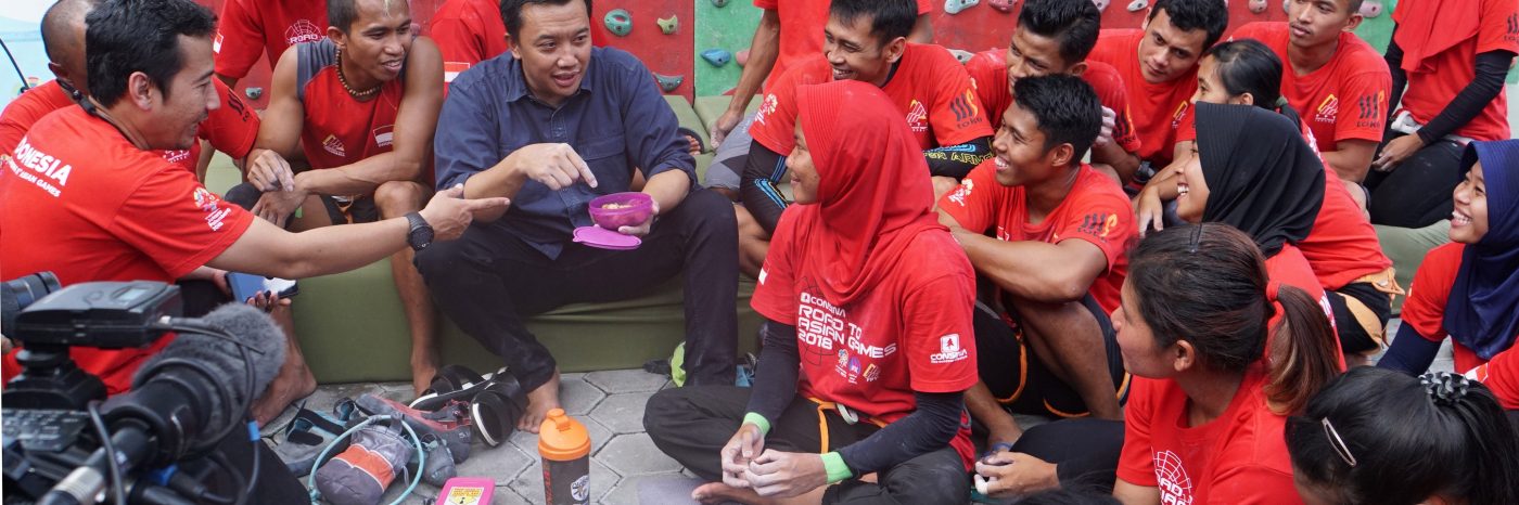 Menpora Imam Nahrawi berbincang dengan atlet