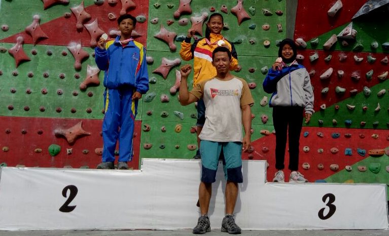 Sukma Lintang Cahyani (tengah atas) menyumbangkan dua emas untuk memastikan Kota Jogjakarta menjuari cabor panjat tebing dalam POPDA DIY, Rabu (21/3)