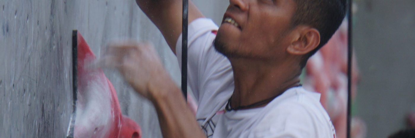 Atlet panjat tebing Indonesia Sabri melakukan pemnajatan nomor speed world record perorangan putra melawan Zhong Qixin dari China