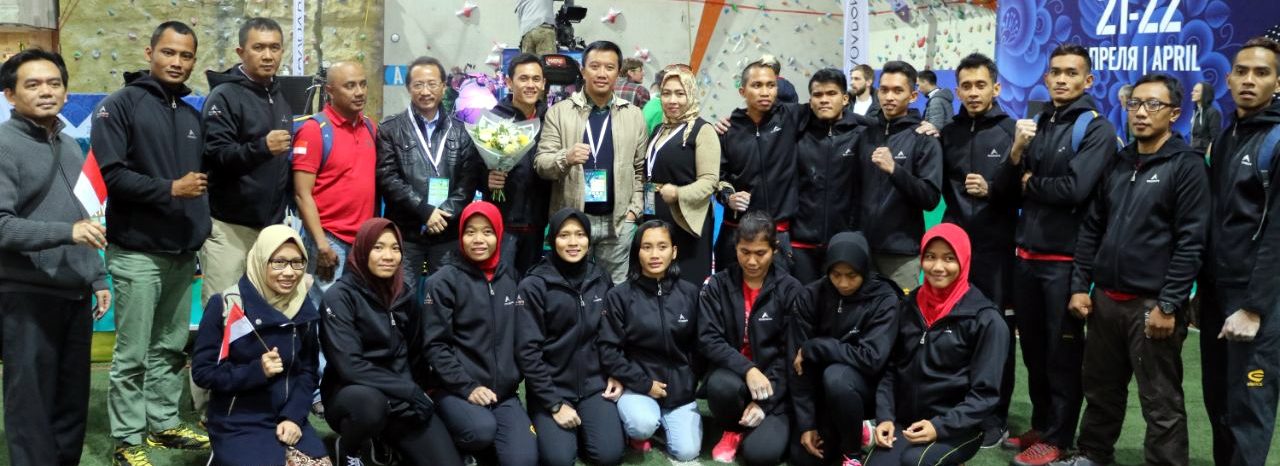 Menpora Imam Nahrawi berpose bersama atlet panjat tebing Indonesia usai bertanding dalam kejuaraan IFSC Worldcup Series di Russia