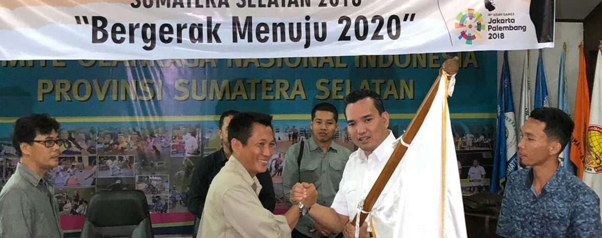 Ketua Bidang Organisasi PP FPTI Waras Budi menyerahkan bendera FPTI kepada Ketua Umum Pengprov FPTI Sumsel terpilih Beni Hernedi