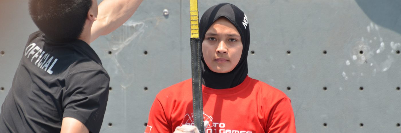 Aries Susanti Rahayu sesaat sebelum melakukan pemanjatan