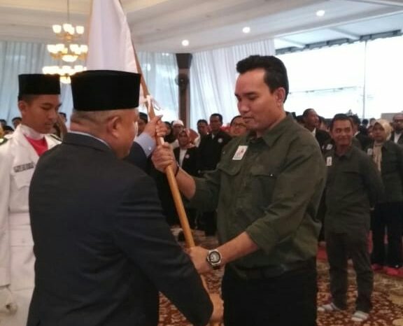Gubernur Sumatera Selatan Alex Noerdin memnyerahkan bendera organisasi ke KBeni Hernedi