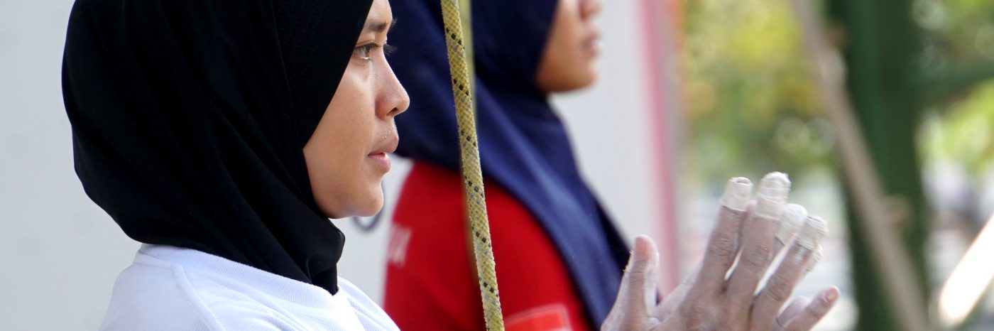 Aries Susanti Rahayu bersiap melakukan pemanjatan