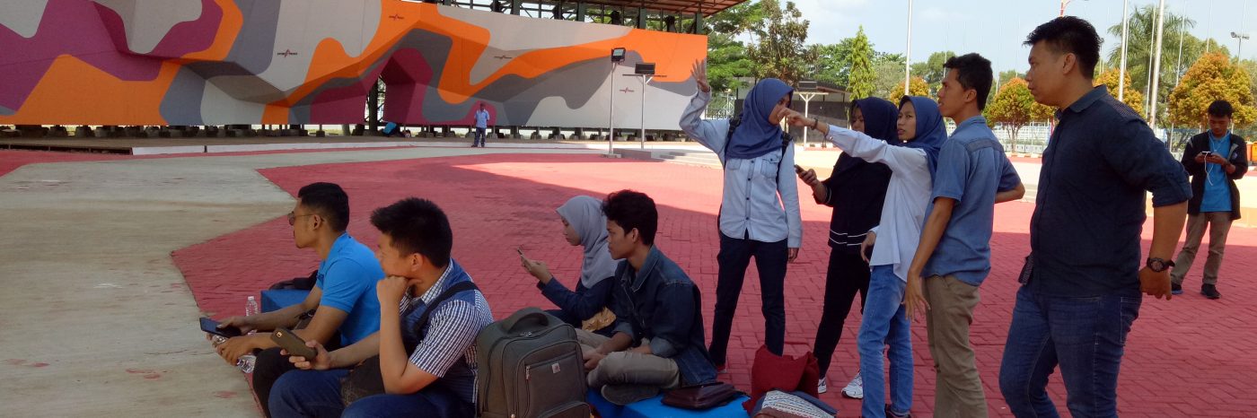 Para volunteer mengunjungi venue sport climbing di kompleks Jaka Baring, Palembang