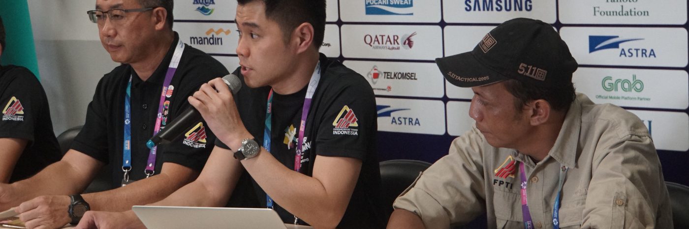 IFSC Judge Sammy Yick, Technical Delegate Francis Lo, Jury President Stanley Yeo, dan Wakil Ketua Umum PP FPTI Ferry Ardiyanto ketika temu teknik di di venue press center (VPC) Sport Climbing, JSC, Palembang, Sumsel, Rabu (22/8/2018). (Hendra Nurdiyansyah)