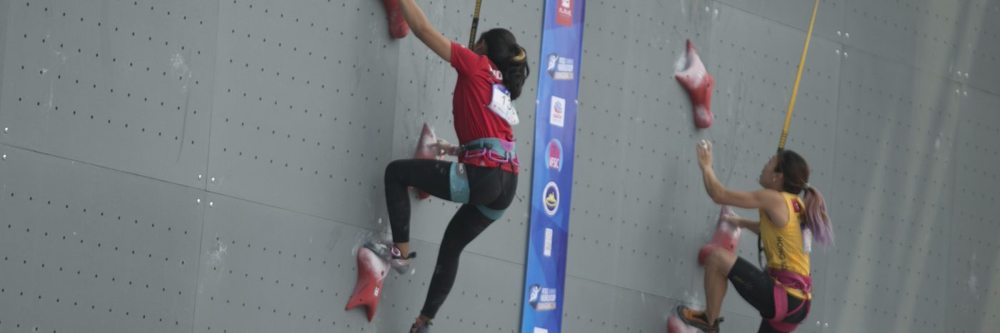 Babak kualifikasi nomor speed putri pada IFSC Climbing World Cup Chongqing, Tiongkok, Jumat (26/4). Foto: Hendra Nurdiyansyah