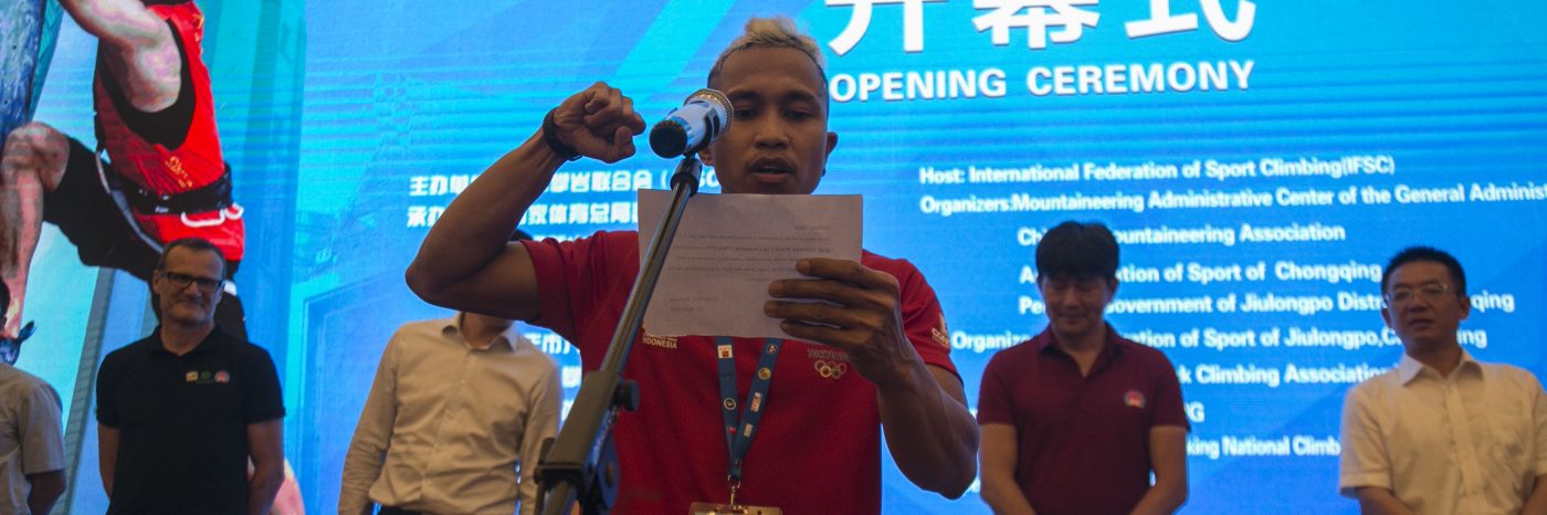 Aspar Jaelolo membacakan janji atlet pada Opening Ceremony IFSC Climbing World Cup Chongqing 2019, Kamis (25/4). Foto: Hendra Nurdiyansyah