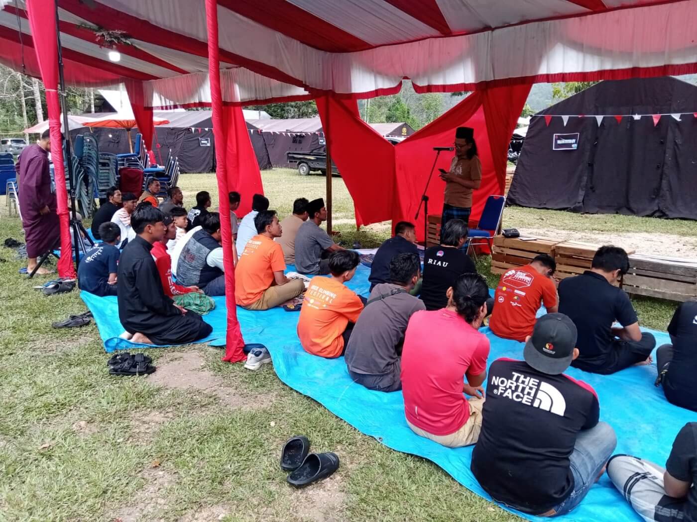 Gelar Sholat Jumat di Lembah Harau, Khotib Ingatkan Pemanjat Harus Menjaga Alam