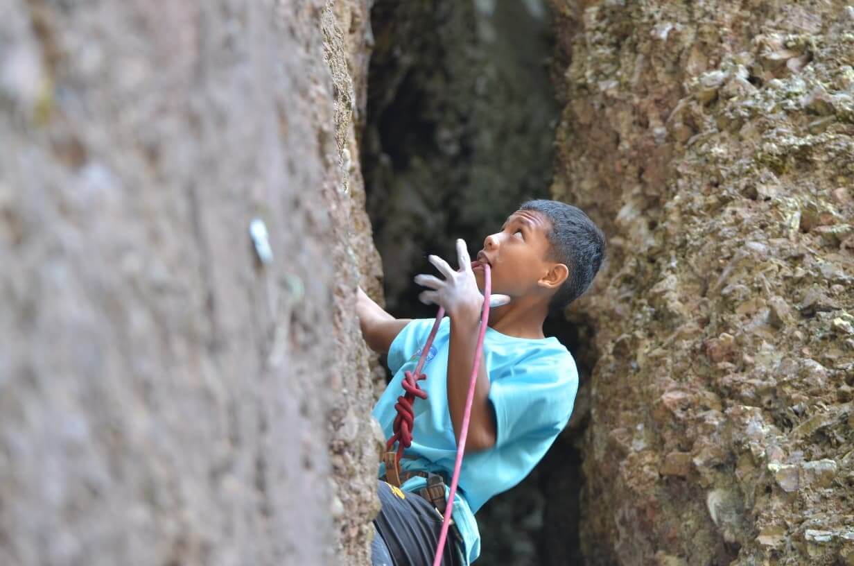 Affan Safaat Yusuf (15) melakukan pemanjatan di tebing Pak Taki, Harau. | Affan Safaat Yusuf (15) melakukan pemanjatan di tebing Pak Taki, Harau. Affan Safaat Yusuf (15) melakukan pemanjatan di tebing Pak Taki, Harau.