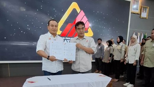 Wakil Ketua Umum PP FPTI Herry Heryawan dan Ketua Umum Pengprov FPTI Sumatera Barat Muhammad Zuhrizul menunjukkan SK pelantikan Pengprov FPTI Sumatera Barat Wakil Ketua Umum PP FPTI Herry Heryawan dan Ketua Umum Pengprov FPTI Sumatera Barat Muhammad Zuhrizul menunjukkan SK pelantikan Pengprov FPTI Sumatera Barat