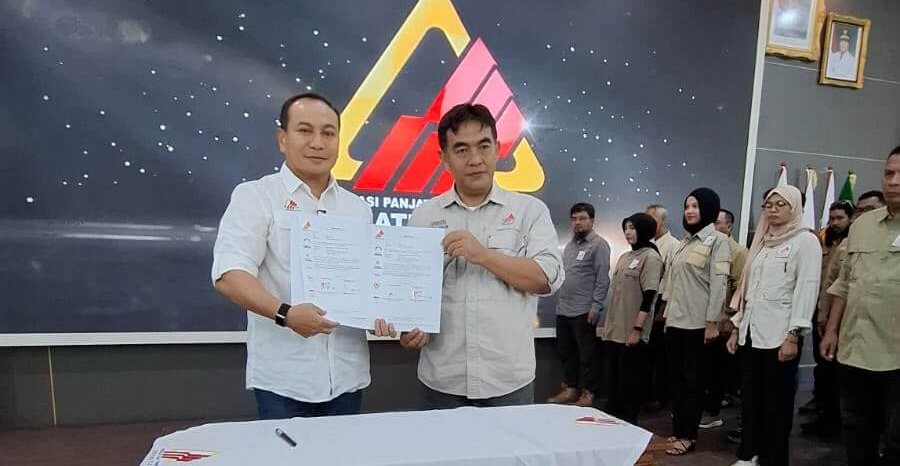 Wakil Ketua Umum PP FPTI Herry Heryawan dan Ketua Umum Pengprov FPTI Sumatera Barat Muhammad Zuhrizul menunjukkan SK pelantikan Pengprov FPTI Sumatera Barat