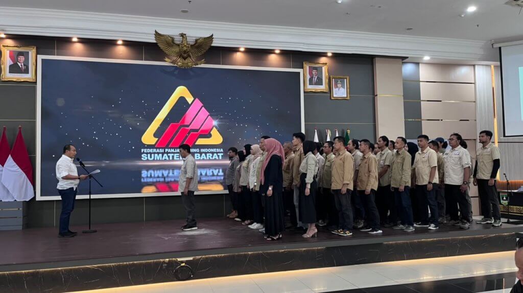 Wakil Ketua Umum PP FPTI Herry Heryawan memimpin pengambilan janji prasetya pengurus provinsi FPTI Sumatera Barat